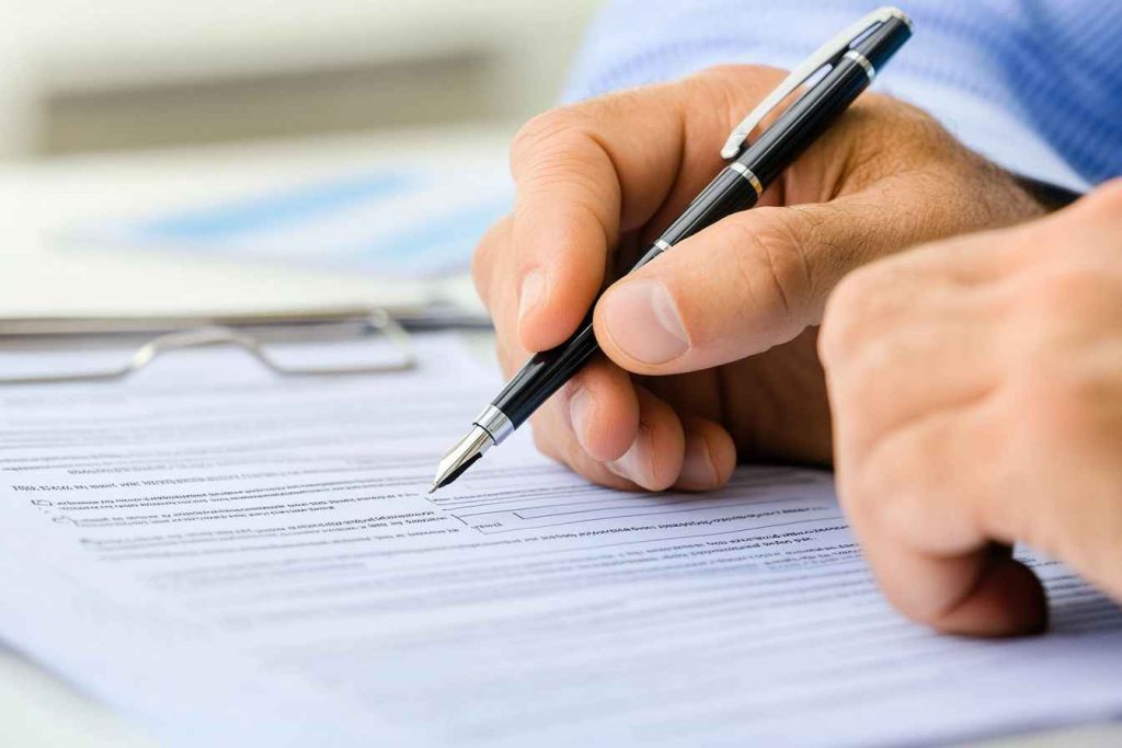 Hiring manager conducting a structured interview while evaluating a candidate’s performance.
