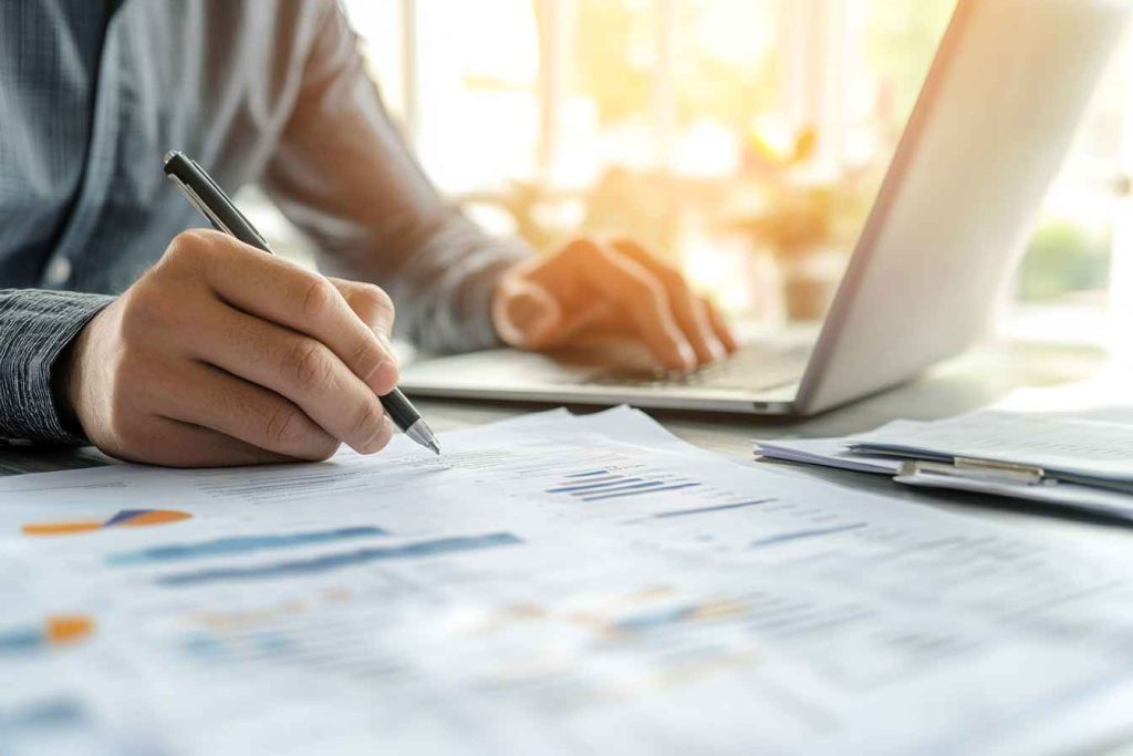 How to Evaluate Candidates After an Interview: Expert Tips 3 HR specialist writing a structured candidate assessment report summarizing interview evaluations.