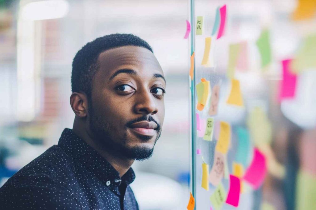 What is Actually Transformational Leadership? A Complete and Practical Guide 1 A transformational leader fostering innovation and creative thinking in a brainstorming session.