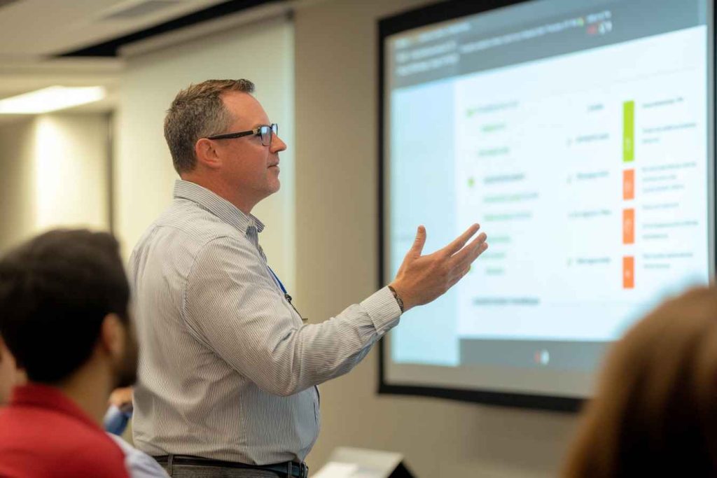What is Actually Transformational Leadership? A Complete and Practical Guide 3 A leadership expert conducting a transformational leadership training session.