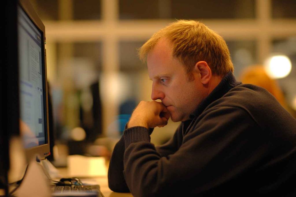 professional-man-taking-logic-and-memory-assessment-online Candidate completing a cognitive ability assessment to test memory and logic.