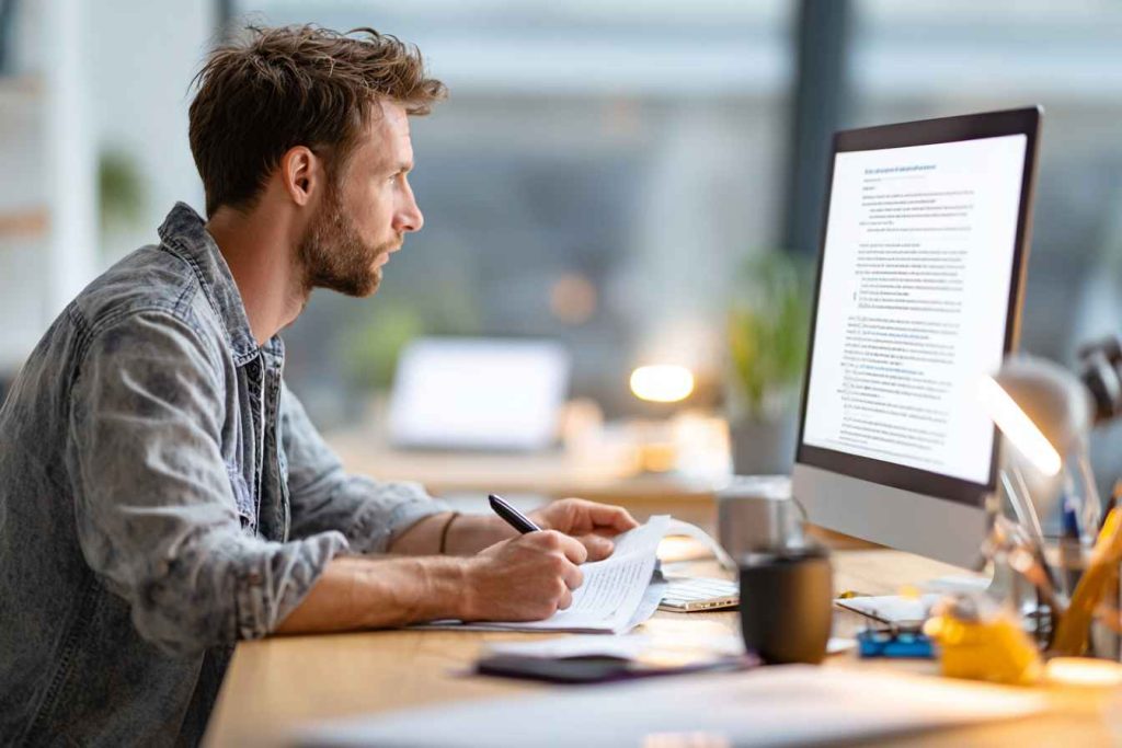 How to Test SEO Skills in an Interview 2 Candidate optimizing blog draft for SEO during interview task.