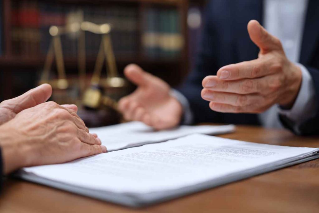 HR consultant explaining independent contractor hiring compliance to employer.